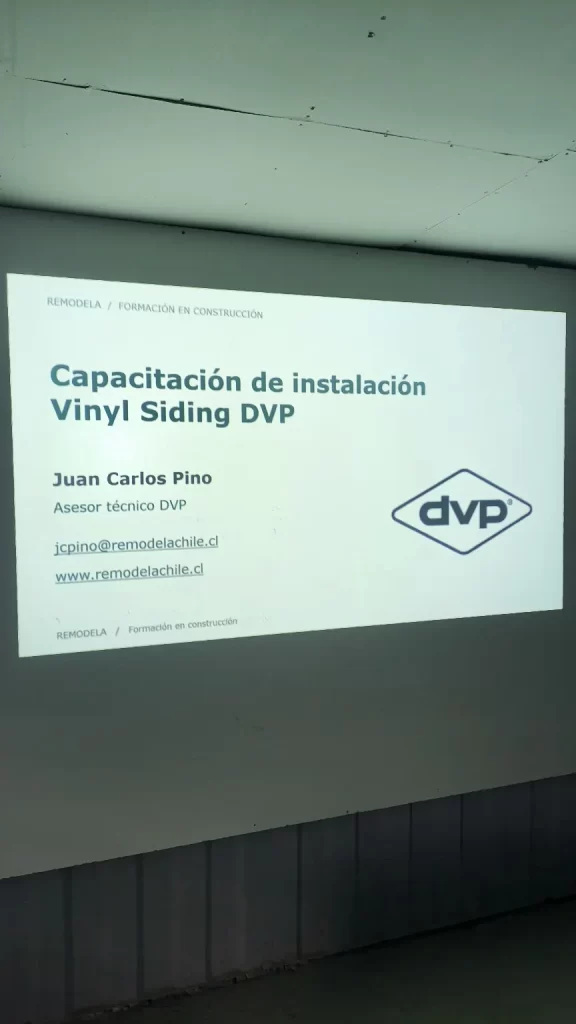 Presentación de una capacitación técnica sobre sistemas de revestimiento DVP