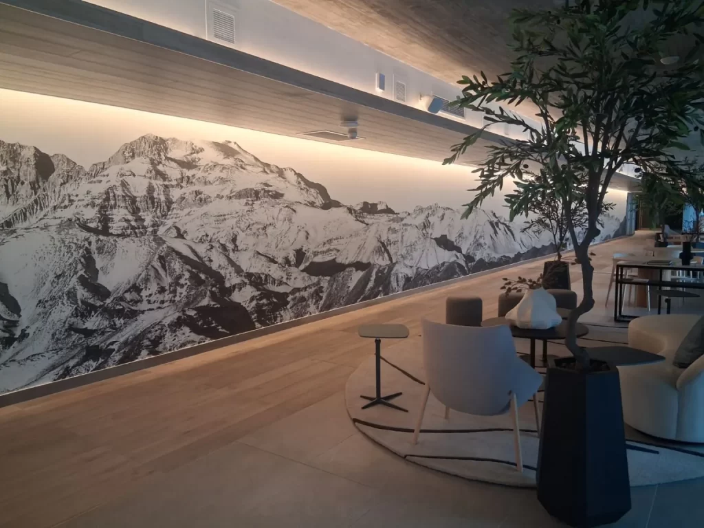 Interior con revestimiento de cielo acabado madera e iluminación integrada