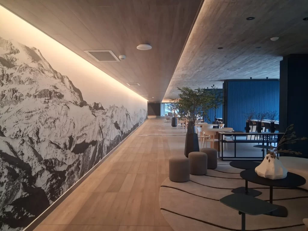 Espacio interior con cielo revestido y terminación tipo madera