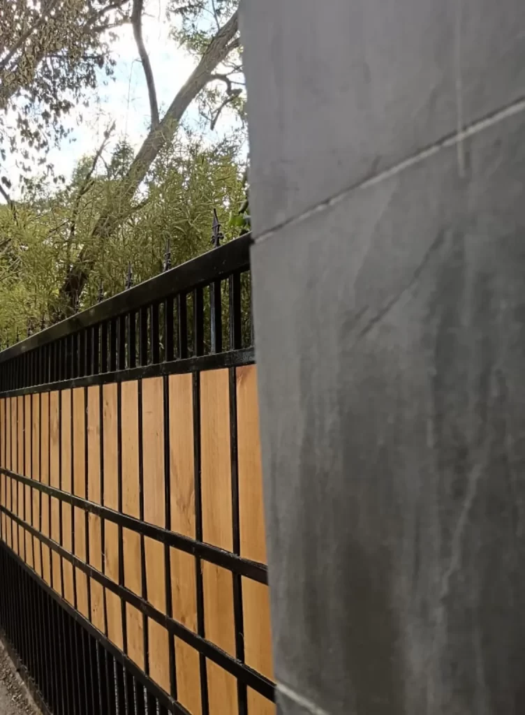 Detalle de cierre metálico con listones de terminación junto a muro