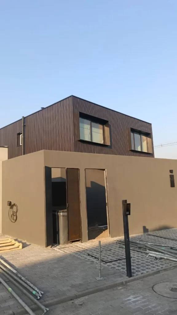 Vista general de vivienda con siding antracita en fachadas exteriores