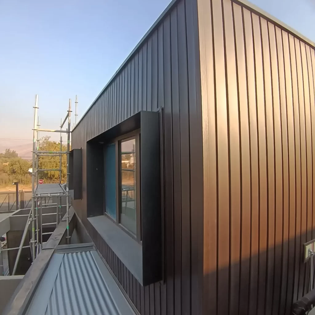 Siding Mediterráneo DVP antracita en una fachada trabajada por Remodela